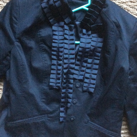 Beautiful Kenar ruffled jacket - Picture 4 of 4